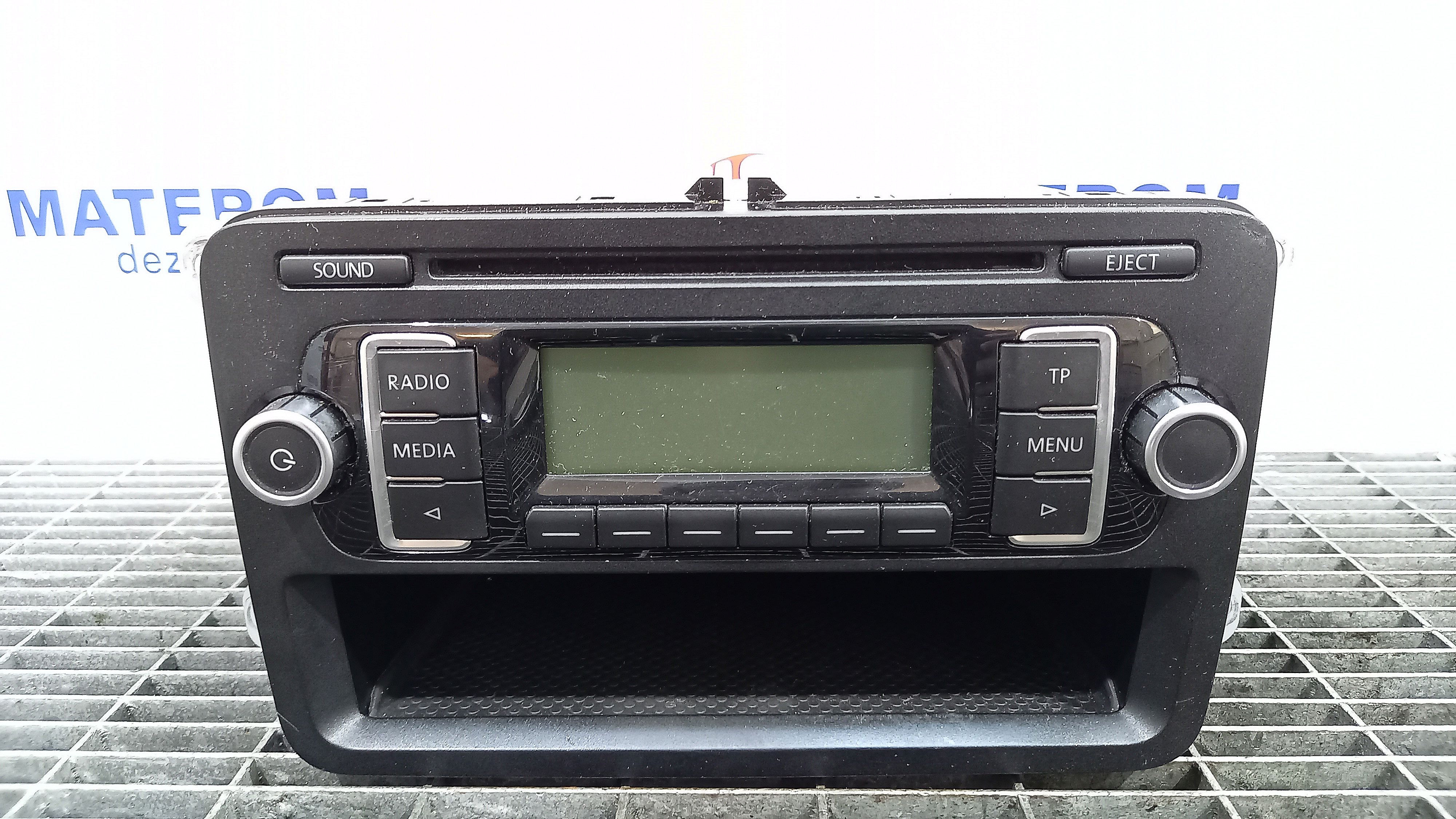 Radio cd VW TOURAN 5K0035156 - Dezmembrari auto MATEROM
